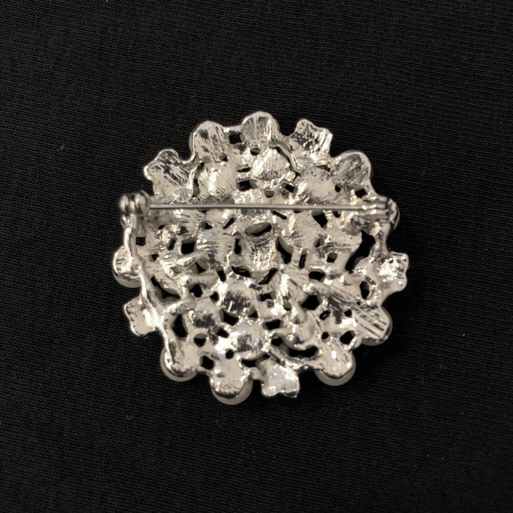 Beautiful Brooch - Picture 3 of 3